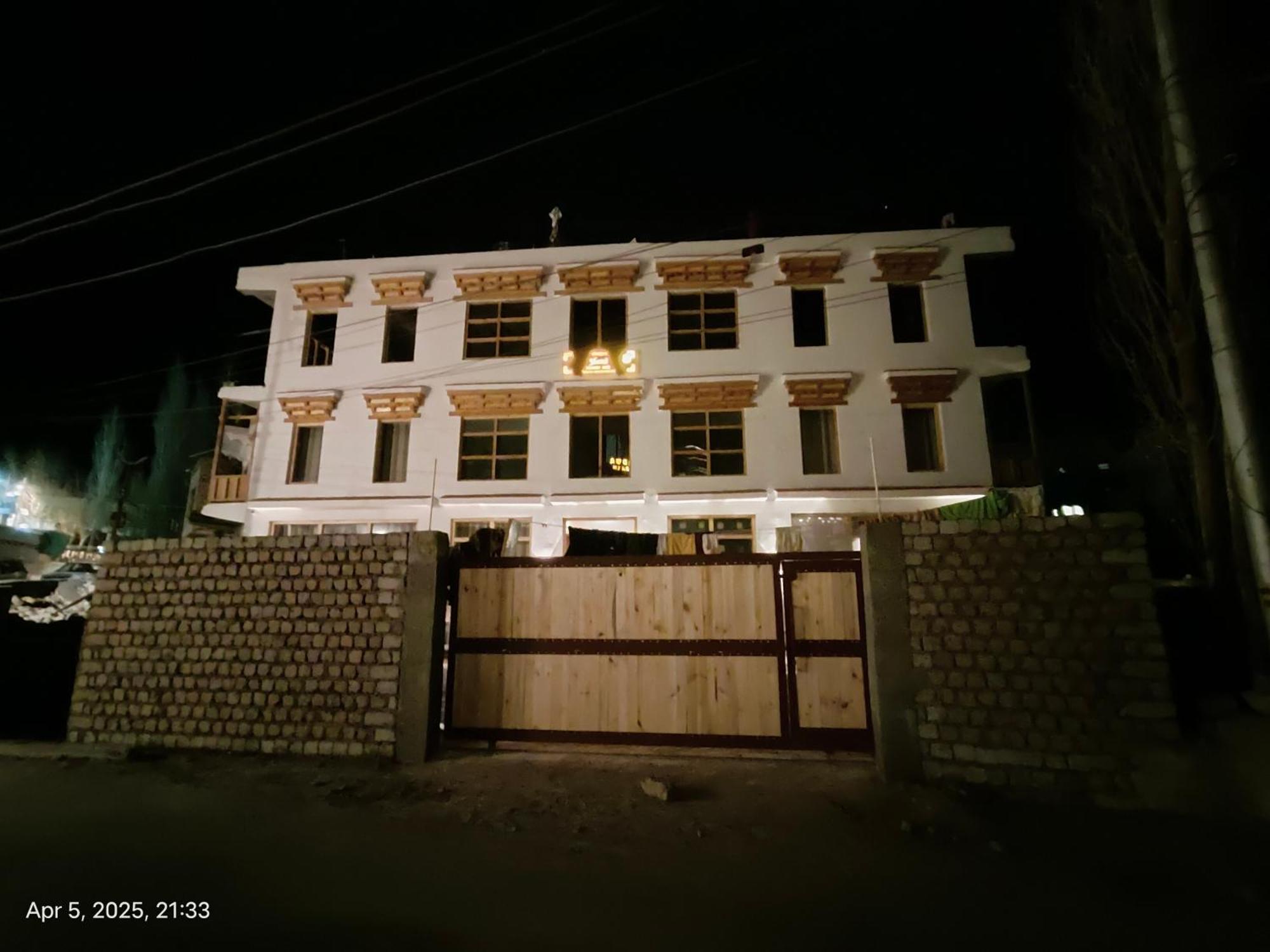 Honey Bee Hotel Leh Exterior foto